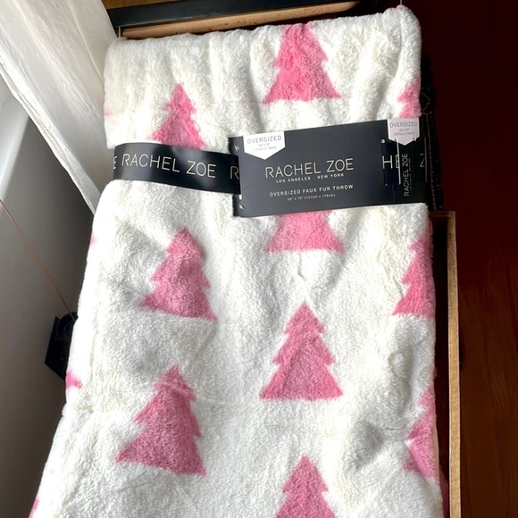 🎉HP🎉🌲RACHEL ZOE Soft, plush oversized Holiday Faux Fur Throw🌲NWT🌲 - Picture 4 of 13